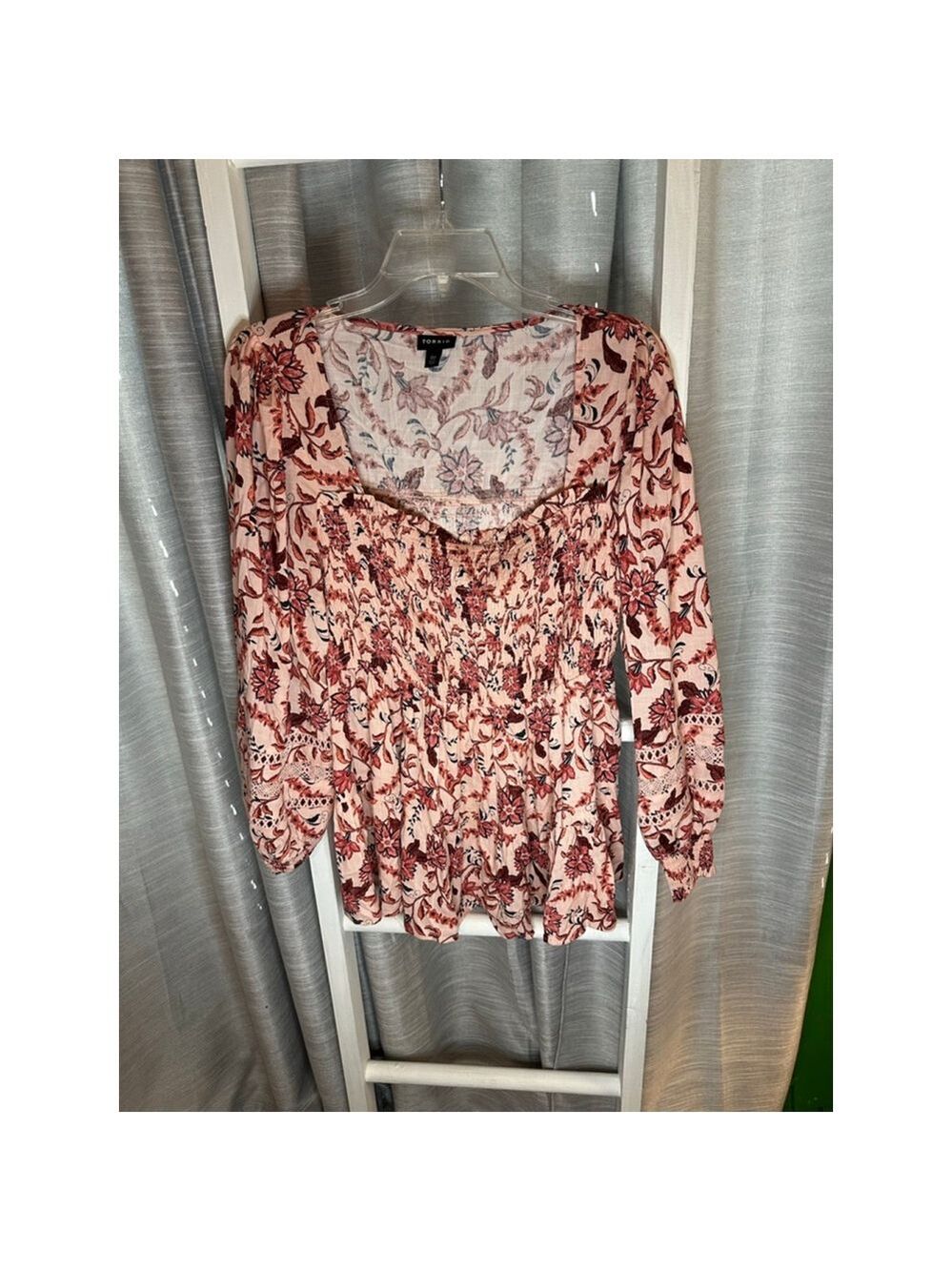 Torrid Blouse Plus Size 00 Pink Red Floral Smocked Size Medium EUC